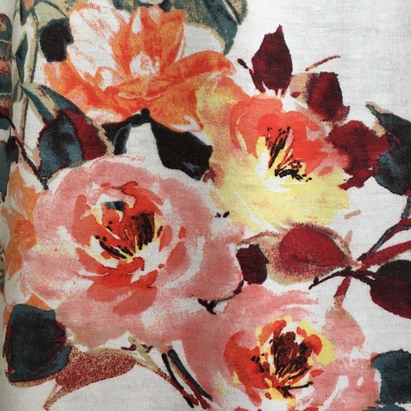 🦋 3 for $25 - 🇺🇸 Floral Print Soft Rayon Knit Vneck Tee - Picture 6 of 8